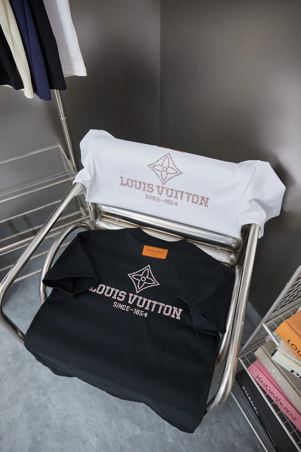 🅿️180 1V 25SS new style in early spring. Short sleeves with embroidered colorful hollow LV letters. Light luxury. Essential item for daily commuting for men and women. Correct version. Welcome to compare. Detailed features · 320g 100% pure cotton double yarn jersey fabric · Special thickened 32 pieces of double-strand 1X1 thread in the same vat custom dyeing · Imported Tajima machine embroidery with colorful hollow embroidered LV letters · Double needle stitching and cross-stitching technology · Original main mark, washed tag, brand moisture-proof paper packaging Color: black/white Size: S/M/L/XL